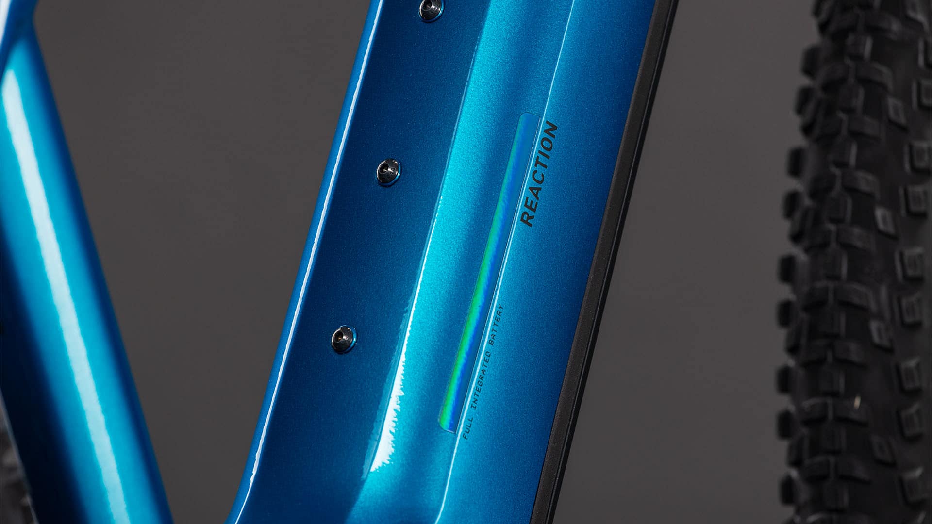CUBE Reaction Hybrid Performance 600 electricblue and dazzle Rahmen und Motor