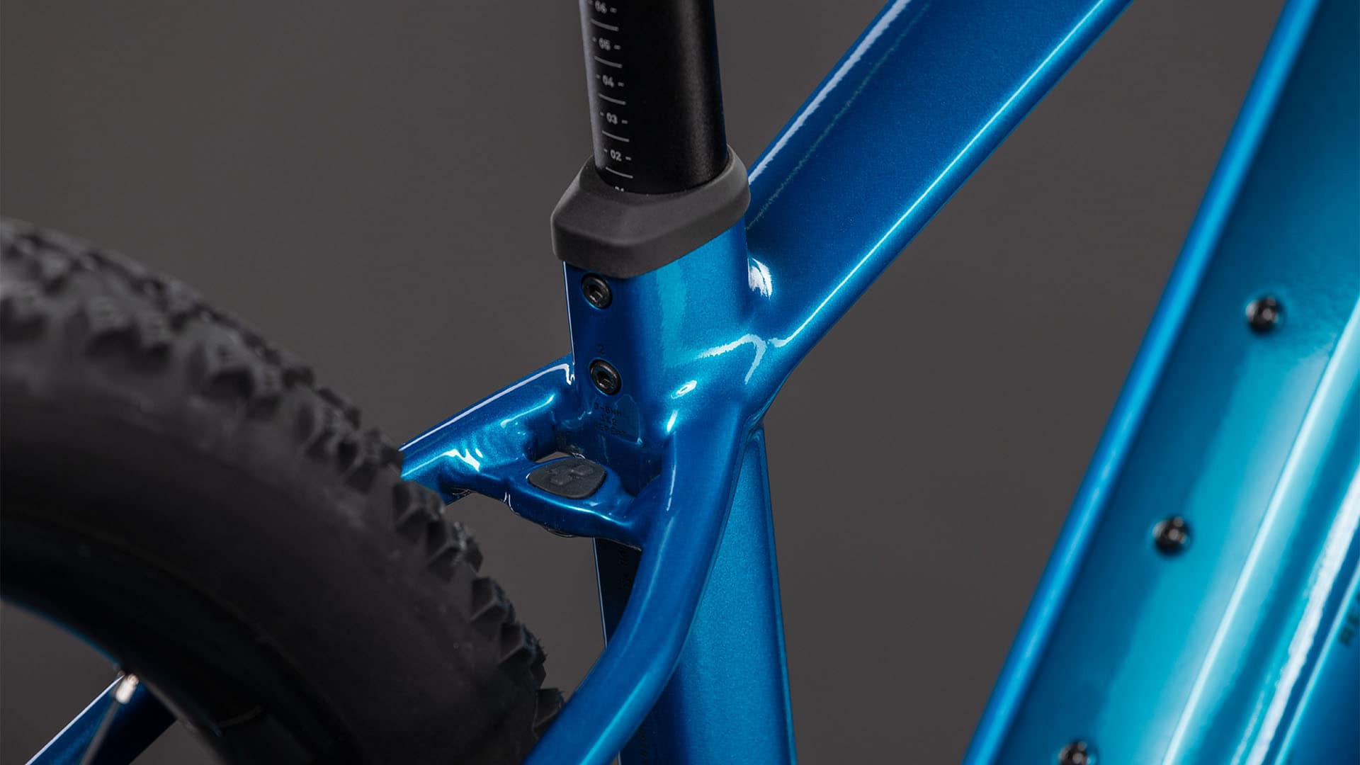 CUBE Reaction Hybrid Performance 600 electricblue and dazzle Cockpit und Frontbereich