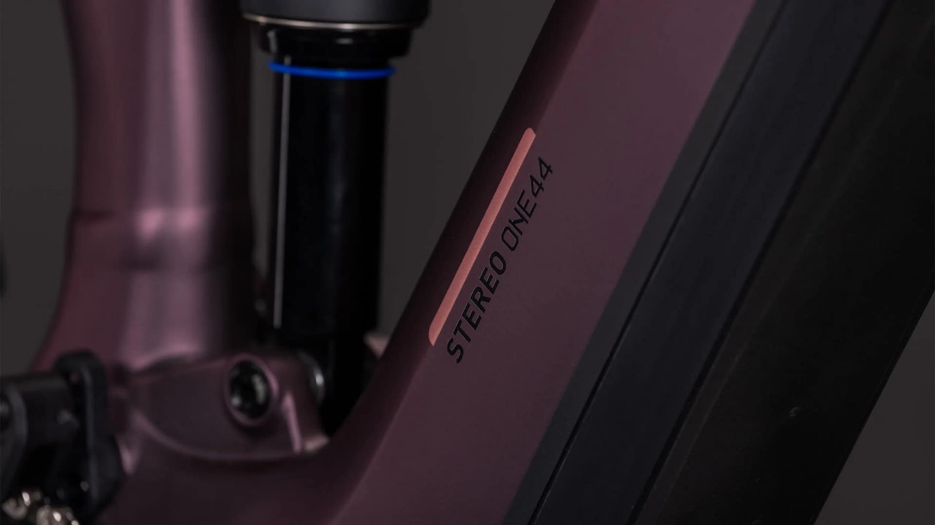 CUBE Stereo Hybrid ONE44 Pro 800 shiftblush raisin Frontbereich und Cockpit